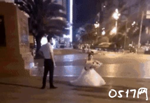 美女穿婚纱求婚遭拒 难道女追男隔层纱是假的