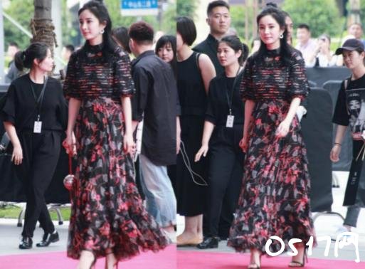 杨幂丸子头亮相红毯 时尚辣妈依旧像仙女一般