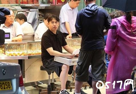 黄磊香港偷闲逛金行 再低调还是被拍到