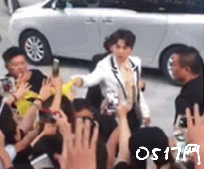 李易峰握手尴尬一幕巧妙应对 有同遭遇明星有哪些