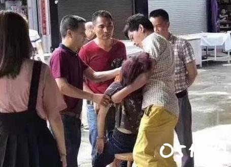 游客试戴摔碎手镯吓晕 这下你还敢随意试戴吗