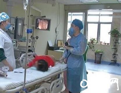 男童狂吐毛虫疑中蛊毒 医生一查原来是这么回事
