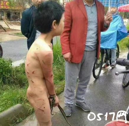 熊孩子被脱光游街 被打的浑身淤青全都是伤