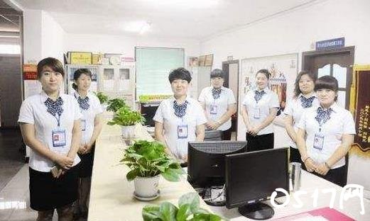 女的不能穿低胸装 要求工作人员穿有领子的衣服