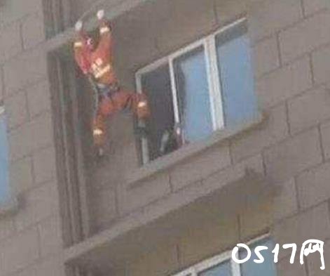 高中生跳楼被踹回 与父母吵架一时想不开要跳楼轻生