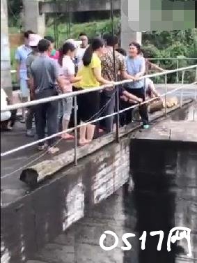 女子拍洪水孩子掉下河 警方辟谣并未接到报警