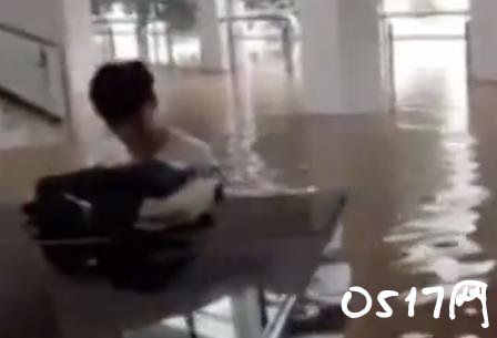 男生洪水中演奏 洪水中弹琴的大二男生成网红
