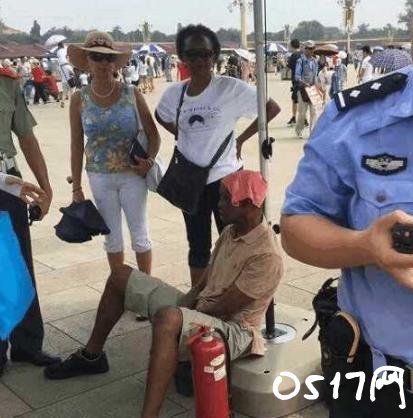 非洲小哥天安门中暑 执勤哨兵帮忙拨打急救电话