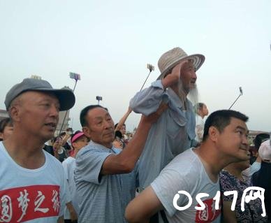 民警背老人看升旗 84岁老人是一名抗美援朝的老兵