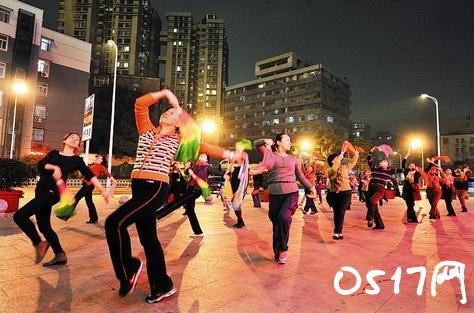 大妈跳无声广场舞 这种绿色广场舞被大众喜爱
