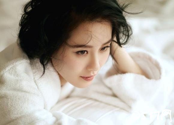 刘诗诗白色浴袍出镜 年过三十看起来还是那么美