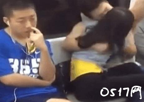 男女地铁情难自己 一乘客只能抠鼻回应