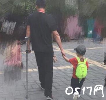 吴京拄拐送儿上学 遭妻子谢楠调侃身残志坚