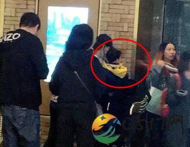 baby儿子小海绵侧脸曝光 看来遗传了父母的优点