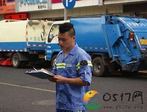 最帅环卫工娶女大学生 曾在37度高温下垃圾堆找手机