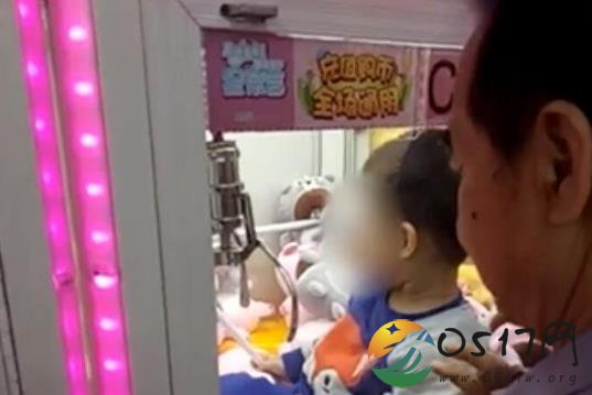 娃娃机里抓出真娃娃 熊孩子钻进娃娃机让人啼笑皆非
