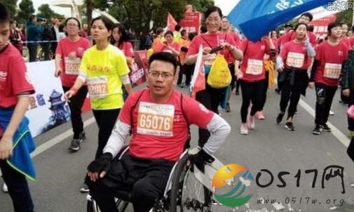 35岁男子坐轮椅跑完马拉松 没有向命运屈服