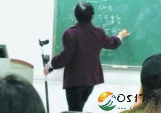 女教师骨折后拄拐杖上课 不听劝阻重返课堂