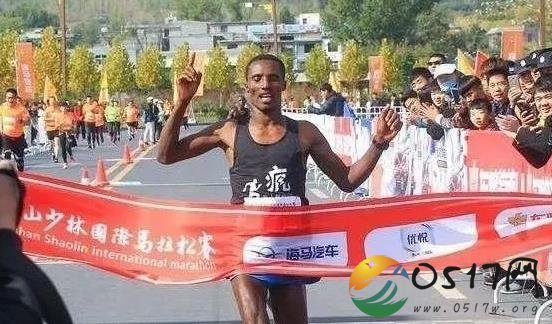 男子穿凉鞋跑马拉松 穿蓝色凉鞋跑完全程
