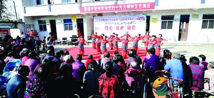 江苏淮安：群众观看“贯彻落实十九大精神”专场演出