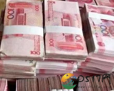 老人背30万街头徘徊 随身行李还有烟枪和长剑