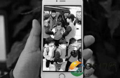 面包车坐23名幼儿 核载9人属于严重超载