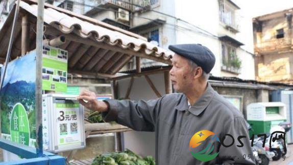 无人菜摊帮贫困户售菜 明码标价3元钱一把