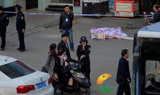 路上被跳楼女子砸中 送医后两人均死亡