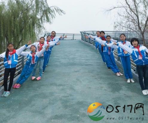 金湖县城南实验小学开展拥抱大自然感受家乡新貌活动