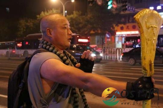 女友牺牲小伙求出家 背后的故事看哭了人