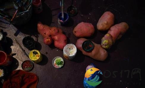 用土豆作画成网红 亮相昆明博览会引关注