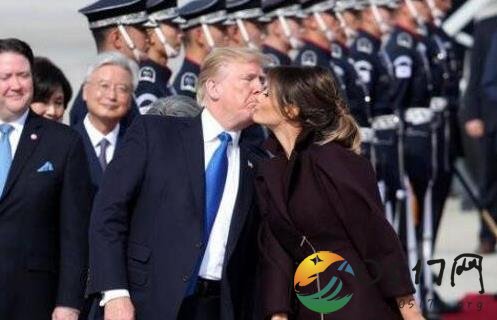 特朗普献吻夫人秀恩爱 当众撒狗粮好辣眼