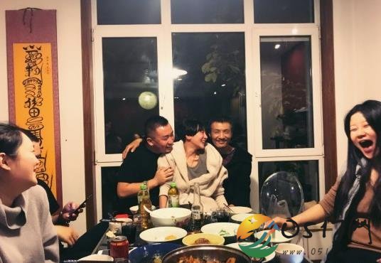朴树吴晓敏罕见秀恩爱 与众朋友一起为朴树庆生