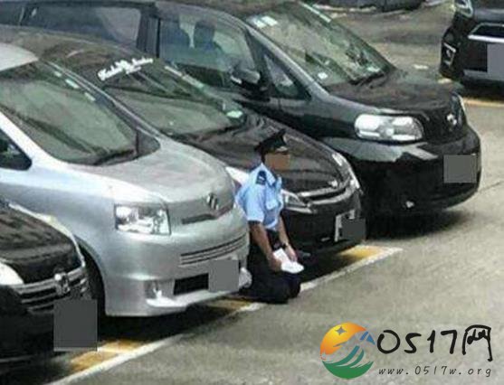 警察跪地求见领导 此前曾站雨地里数个小时