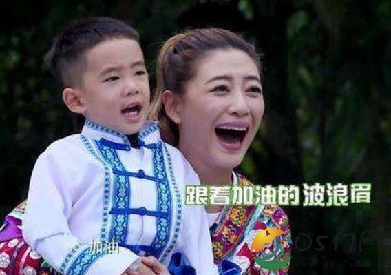 邓论帮李沁洗手 穿情侣装真的很般配