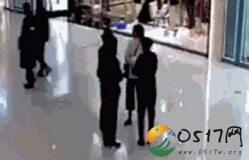 妻子商场遭他人掌掴 恼火丈夫一脚踹飞打人女