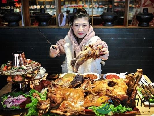 美女月入两万只够吃饭 一个人能吃一只烤全羊