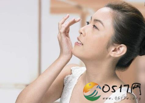 右眼取出3枚隐形眼镜 眼睛疼痛难忍竟感染胞菌