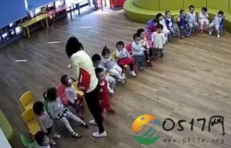 虐童老师下跪道歉 家长十分不满场面失控