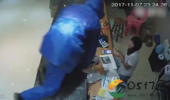 持刀抢劫酒店前台 挥刀拒捕最终被制服