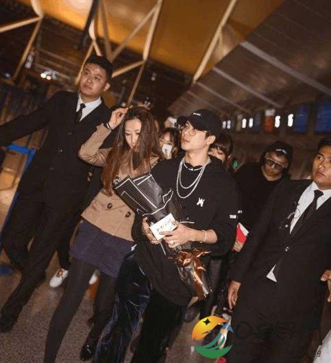 王嘉尔粉丝送辣条花束 粉丝追星已经提升新境界