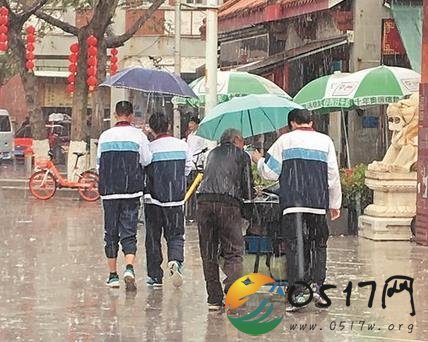 男生为老人撑伞走红 “小雷锋”究竟是谁