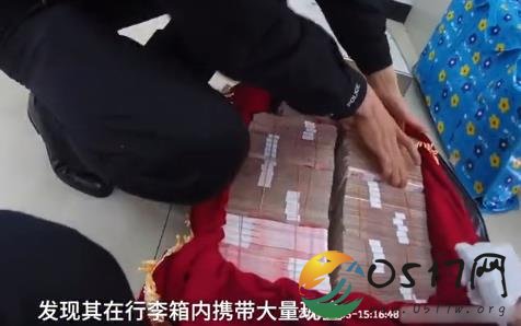 男子扛144万坐火车 也不害怕全被偷了