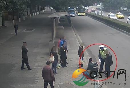 父亲背袖珍儿子求医 谁知路人被误认为人贩