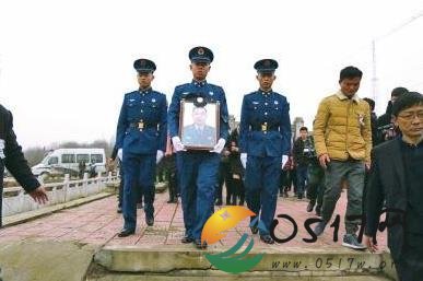 万余群众送别英雄 英雄是何许人也