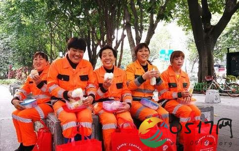 政府发早餐给环卫工 感谢这些辛勤的美容师