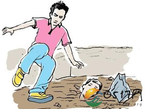女子跳粪池救男孩 见义勇为被路人称赞