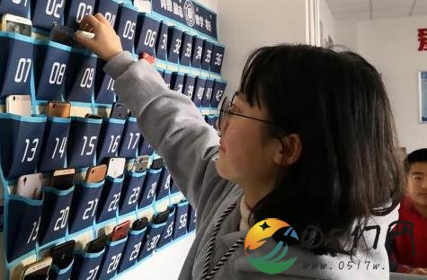 高校教室设置手机袋 学生跟低头族SAY NO