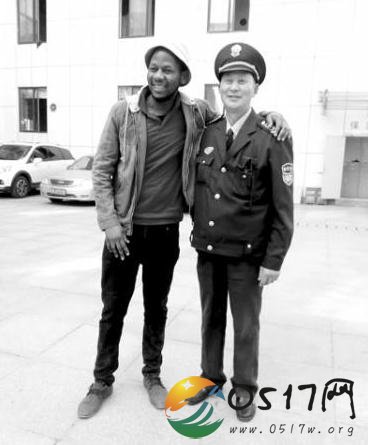 保安给老外当翻译 网友惊呼保安素质都这么高啦
