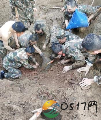 50多名武警徒手挖人被赞 武警表示时间就是生命